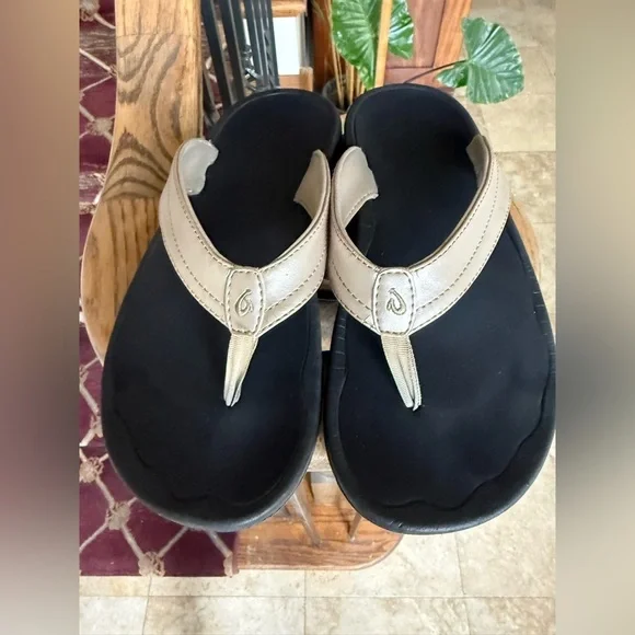 Ola Kai, ladies, size 8, gold and black flip-flop sandal good condition. - Picture 9 of 12